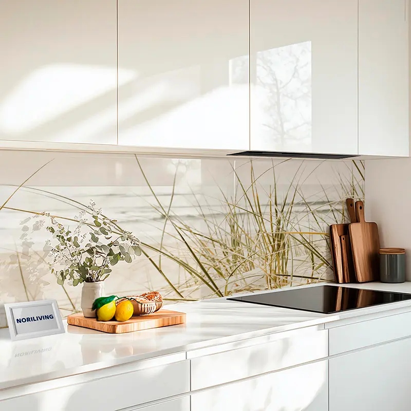 Weiße Küche mit Schneidebrett, Zitronen und Deko