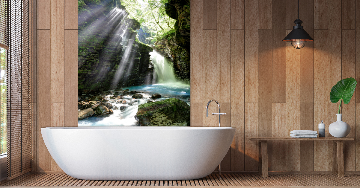 Ein stilvolles Badezimmer mit Holzverkleidung und einer freistehenden Badewanne. An der Wand befindet sich ein beeindruckendes Wandbild eines Wasserfalls mit Sonnenstrahlen.