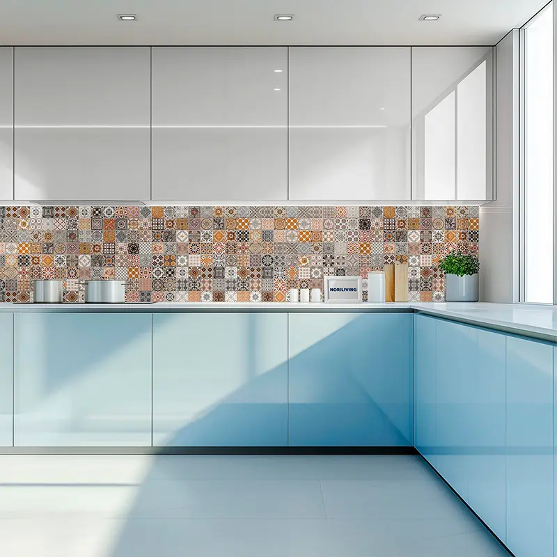 Hellblaue Küche mit buntem Fliesen-Mosaik als Rückwand