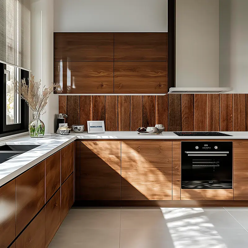 Helle L-Küche mit Holzschränken, Arbeitsplatte und Ofen