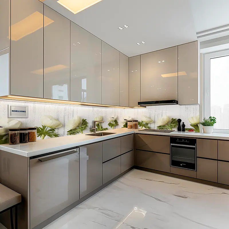 Beige Hochglanzküche in L-Form mit Blumen-Splashback