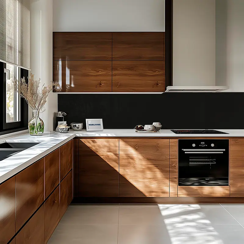 Moderne Küche mit Holzfronten und Einbauofen