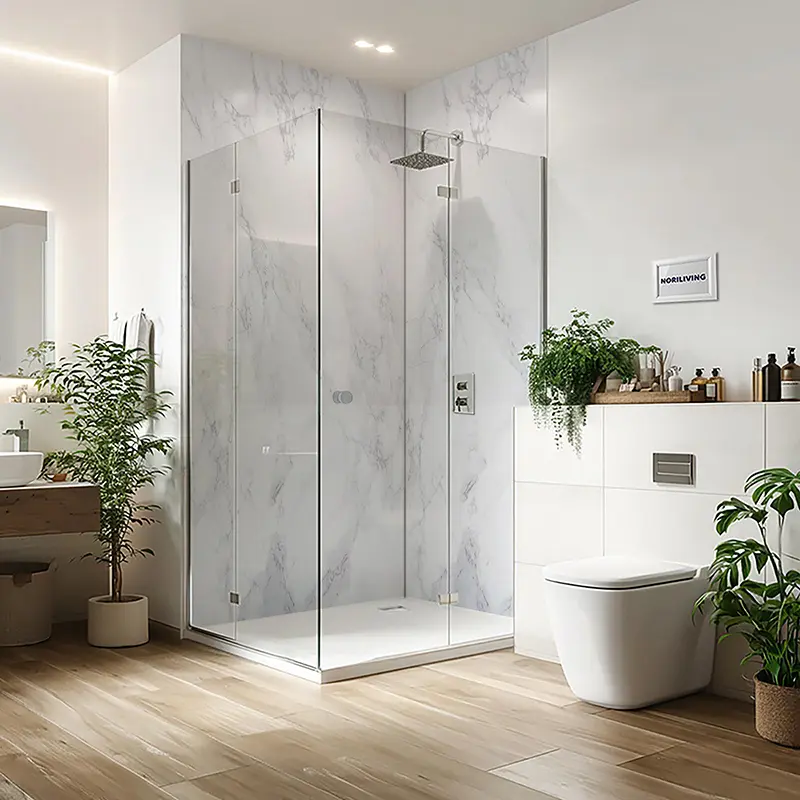 Modernes Badezimmer mit Glasdusche, WC und Pflanzen