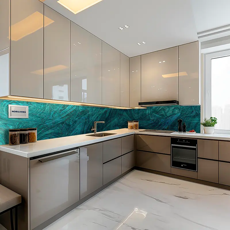 L-förmige Küche mit Hochglanzschränken und grüner Rückwand