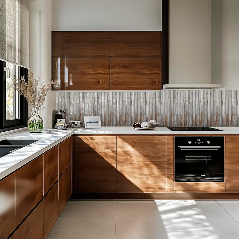 Eckküche mit Holzfronten, weißer Arbeitsplatte und Ofen