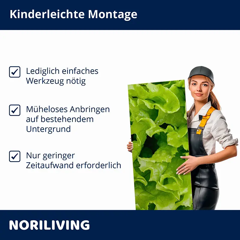 Frau hält grüne Pflanzenwand zur einfachen Montage