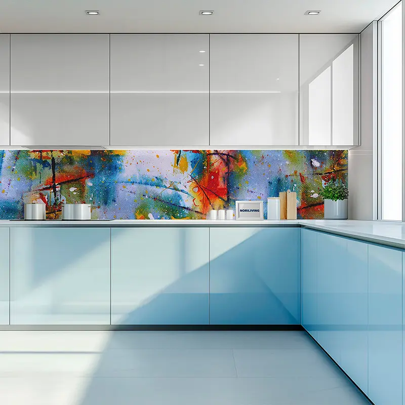 Helle Küche, bunte abstrakte Glasrückwand als Spritzschutz