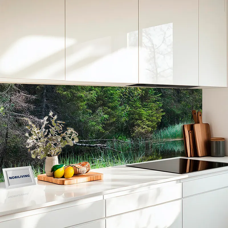 Weiße Küche mit Waldmotiv-Küchenrückwand