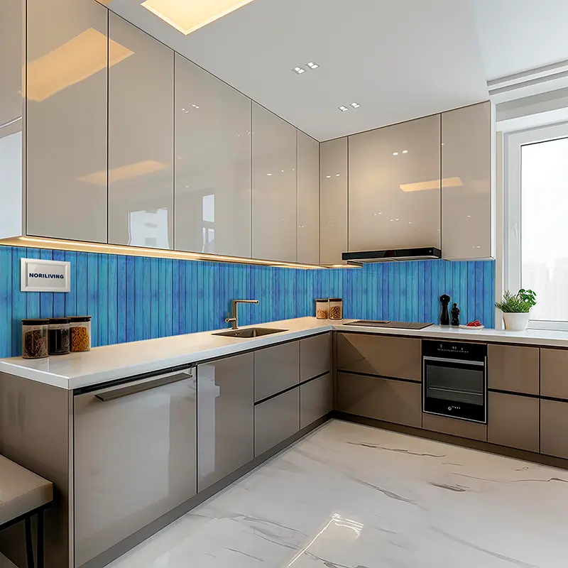 Eckküche beige Hochglanz mit blauem Holzrückwand