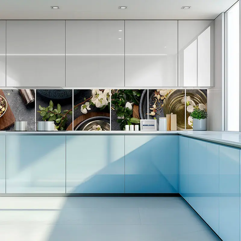 Helle moderne Küche mit floralem Fliesenspiegel