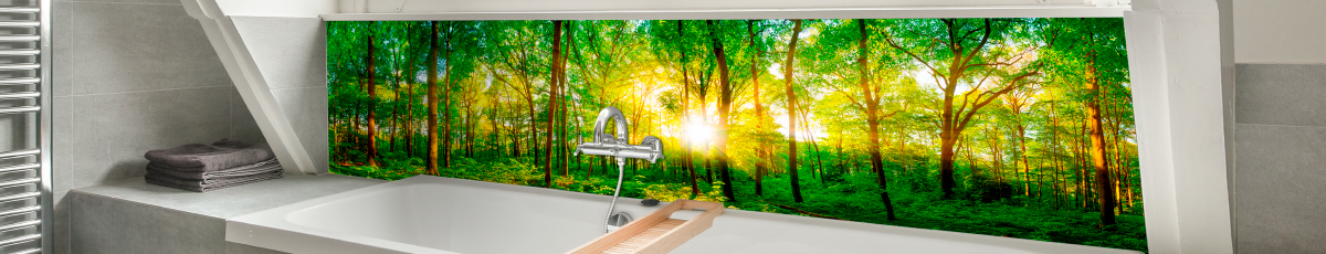 Badezimmer mit farbenfroher Wandverkleidung, die einen sonnendurchfluteten Wald zeigt, neben einer Badewanne.
