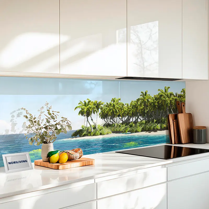Moderne weiße Küche mit Palmen-Strand-Motiv als Spritzschutz