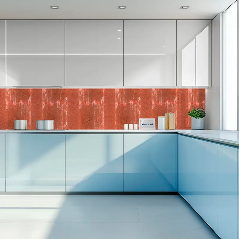 Helle Küchenzeile mit roter Akzent-Rückwand