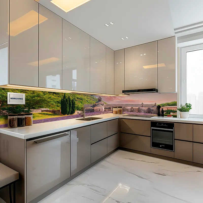 Graue Eckküche mit Fototapete Lavendelfeld