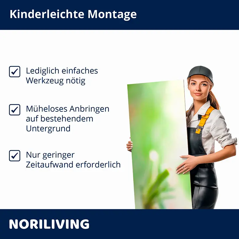 Frau hält Paneel Hinweise zur einfachen Montage