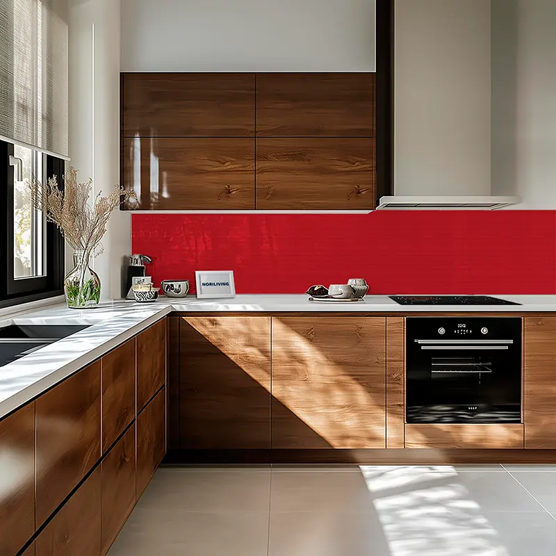 Küche mit Holzschränken, roter Rückwand und Ofen