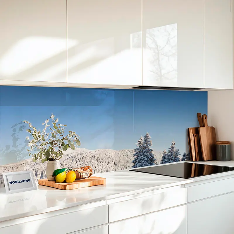 Moderne weiße Küche mit Glasrückwand Wintermotiv