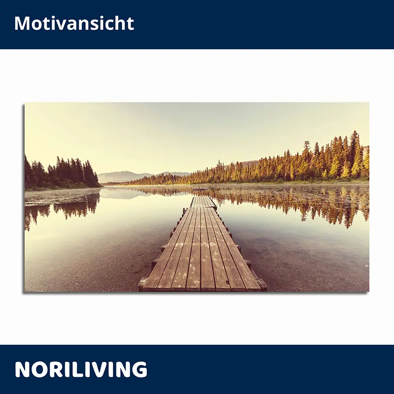 Holzsteg über ruhigen See mit herbstlichem Wald