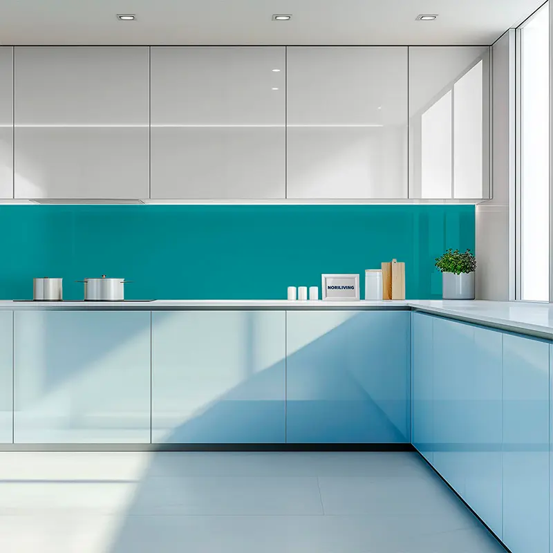Weiße Hochglanzküche mit türkisfarbener Glasrückwand