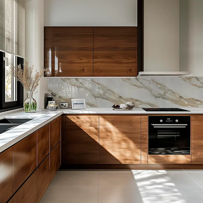 helle Eckküche mit Holzschränken und Einbauofen