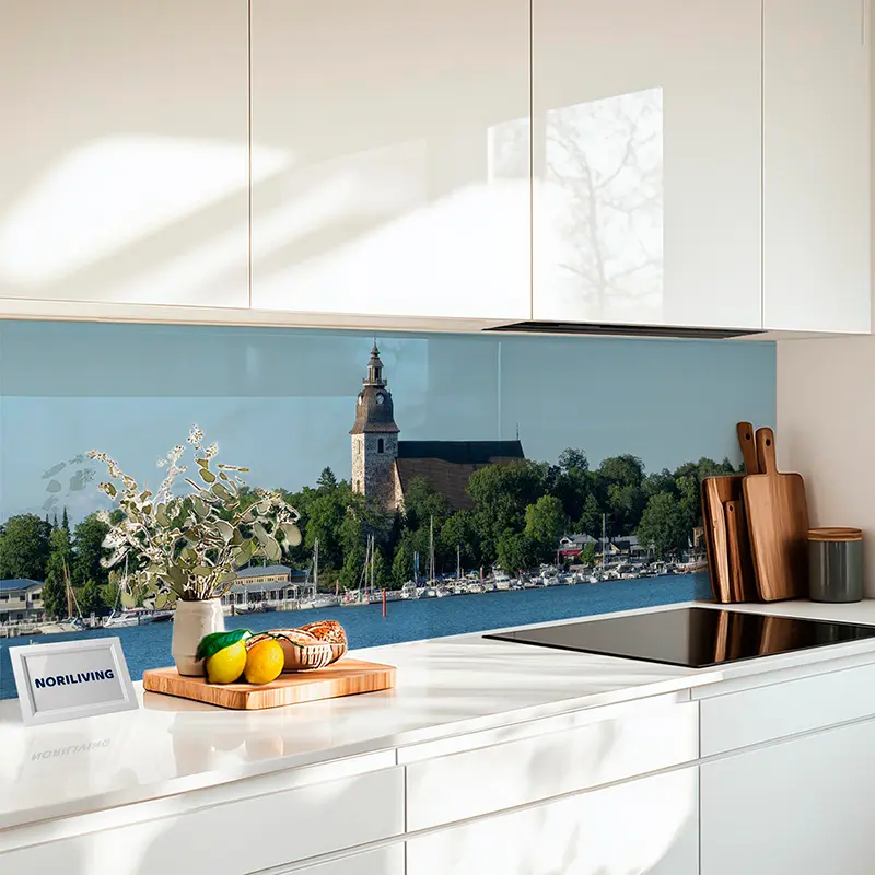 Glasrückwand in weißer Küche mit Seeufer und Kirche