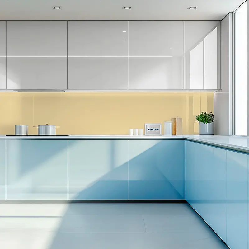 Minimalistische Küche mit gelber Glas-Rückwand