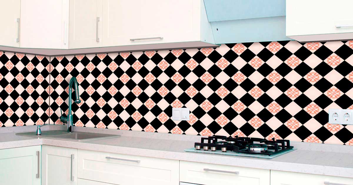 Küchenansicht mit schwarz-weißen Schachbrettfliesen, Waschbecken und Herd