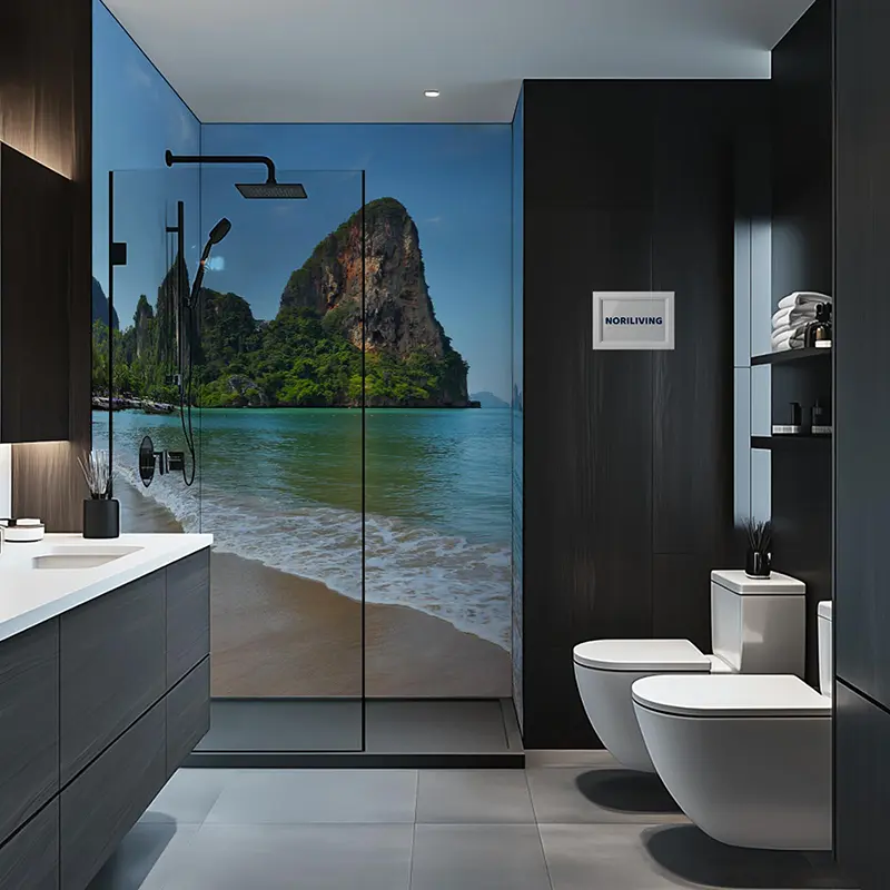 Luxuriöses Badezimmer mit Glasdusche und Strandmotiv