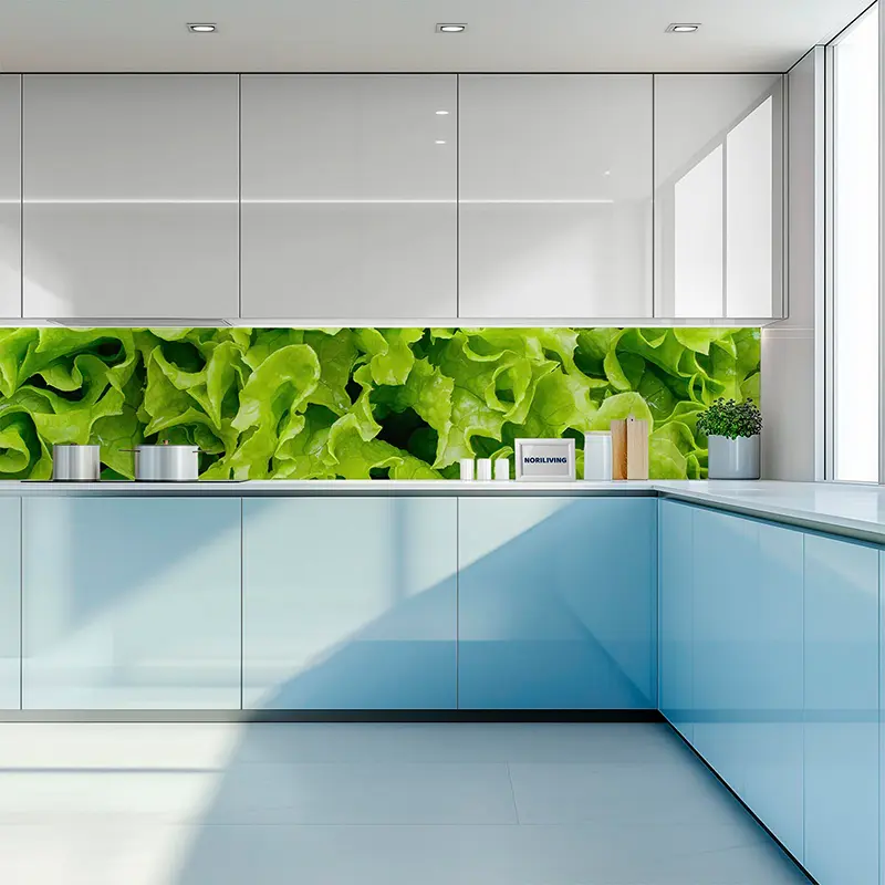 Küche mit grünem Salat-Design als Rückwand
