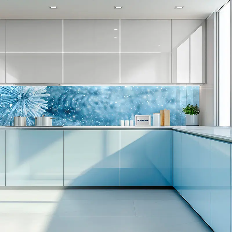 Hellblaue moderne Küche mit Winter-Motiv Rückwand
