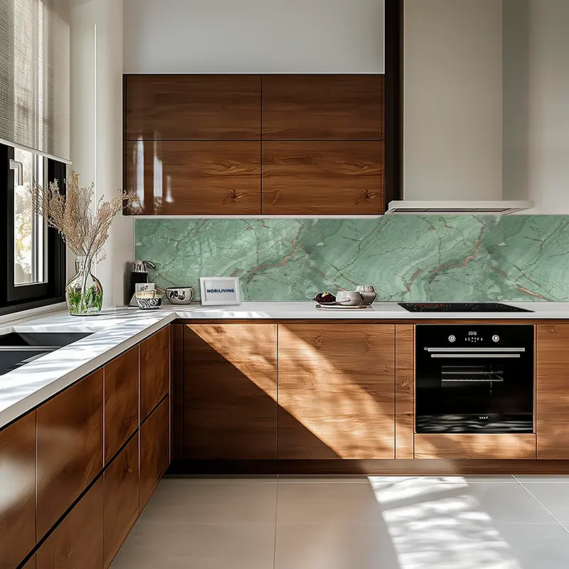 Einbauküche Holzfronten, grüner Marmor-Spritzschutz