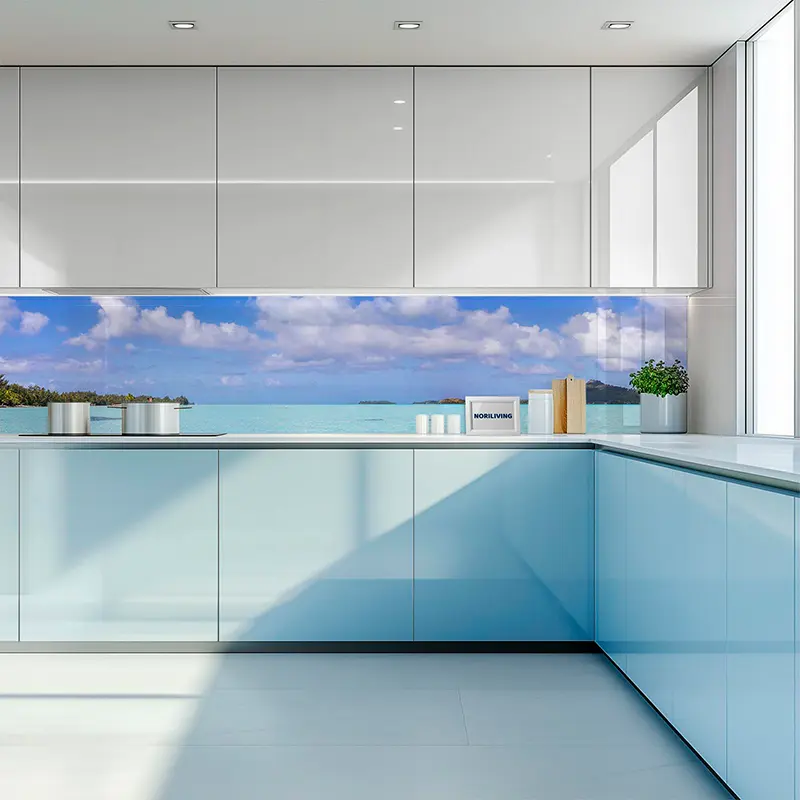 Helle Küche mit blauen Fronten und Meerblick