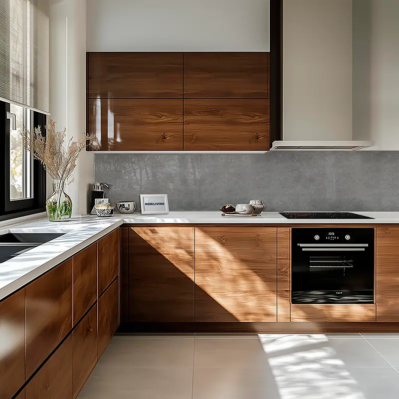 Helle L‑förmige Küche mit Holzschränken und Kochfeld