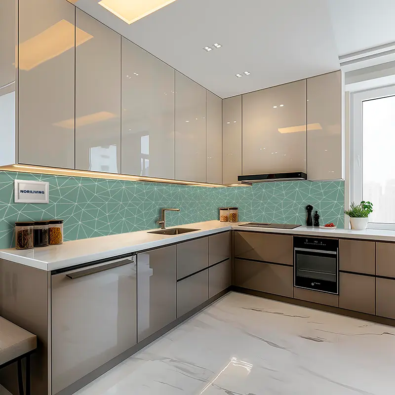 Graue Hochglanzküche mit weißer Arbeitsplatte