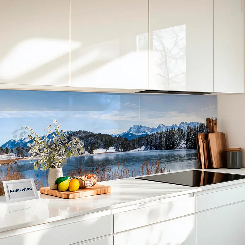 Moderne weiße Küche mit Panorama-Glasrückwand Wintersee