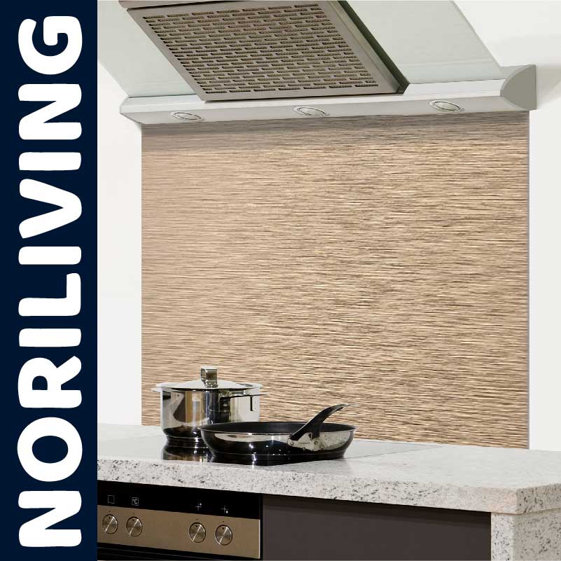 Küche mit stilvoller Wandverkleidung in Holzoptik, kochende Töpfe und Pfannen auf Herd