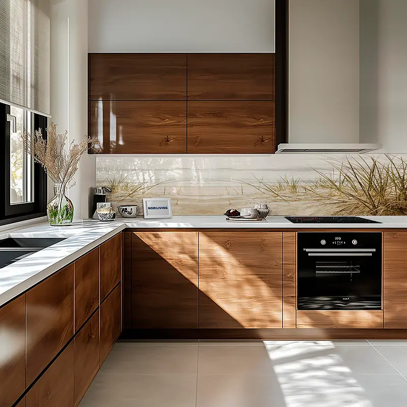 Helle Einbauküche mit Holzschränken, weißer Arbeitsplatte