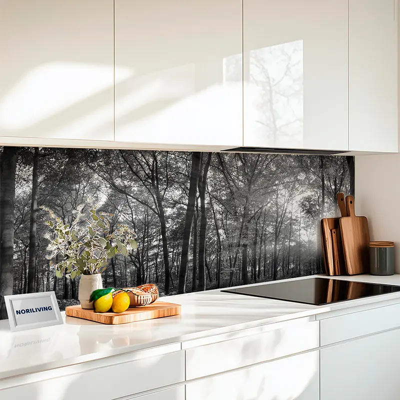 Weiße Küche mit schwarz-weiß Wald-Rückwand