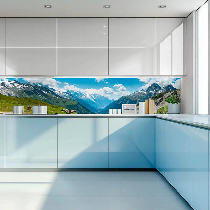 Moderne Küche mit Glasrückwand und Bergblick