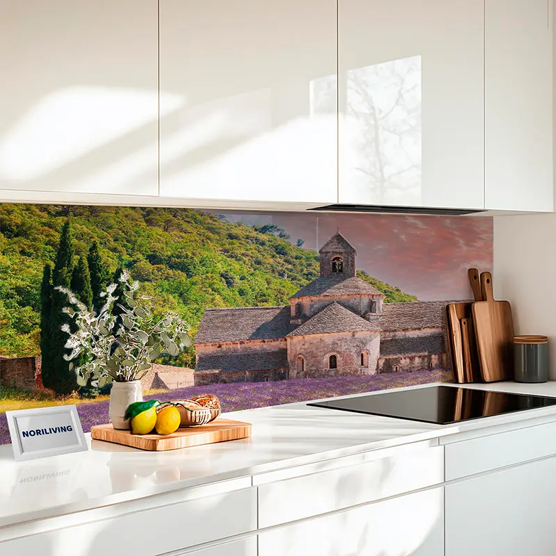 Spritzschutz mit Lavendelfeld und historischem Kloster