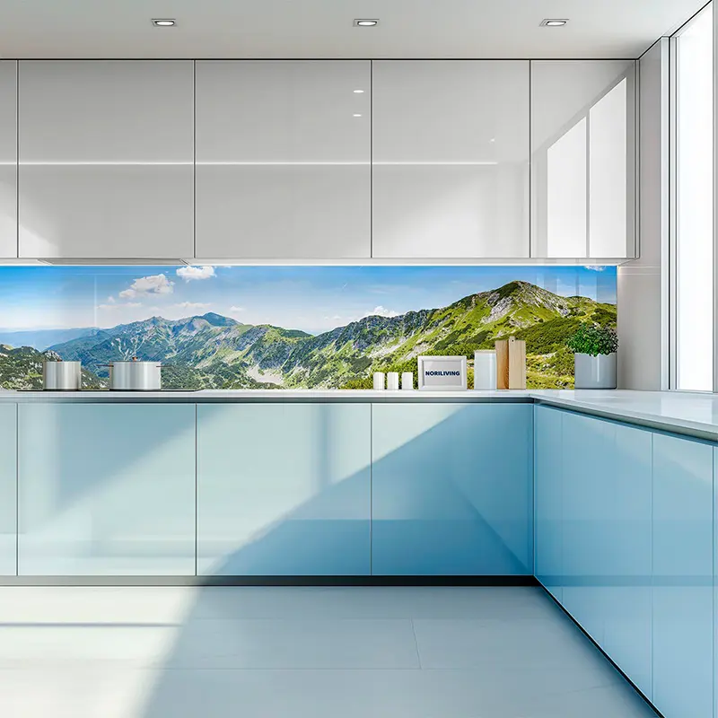 Helle moderne Küche mit Glasrückwand und Bergpanorama