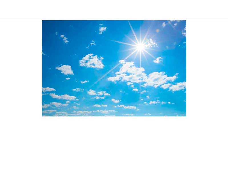 Strahlend blauer Himmel mit Sonne und weißen Wolken