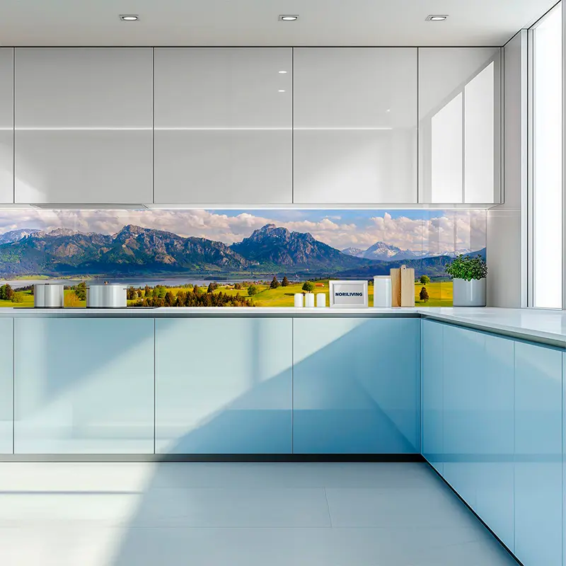 Weiße Küche mit Bergpanorama-Glasrückwand