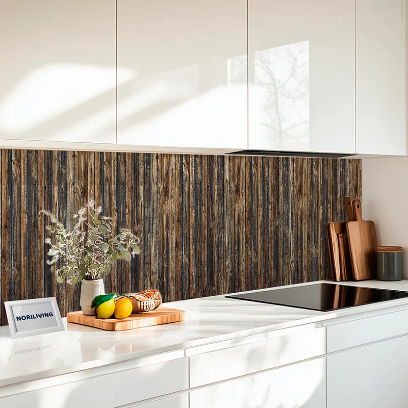 Weiße Küche mit Holzlamellen-Rückwand, Deko und Obst