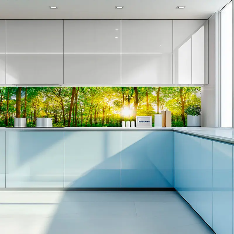 Helle moderne Küche mit Wald-Bild als Rückwand