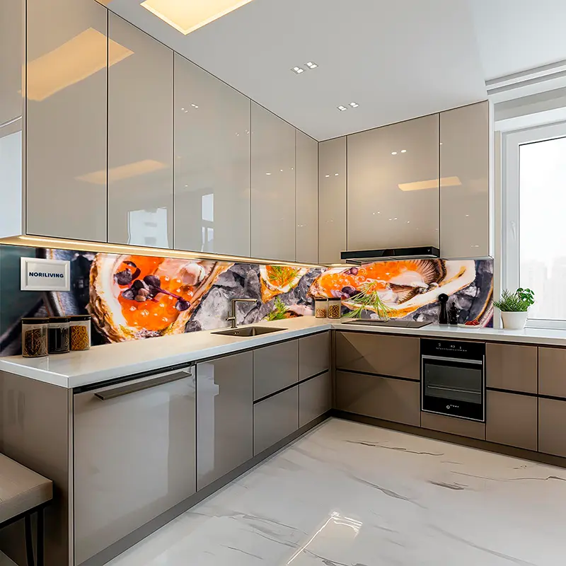 Helle U-förmige Küche mit Muschel-Kaviar-Motiv