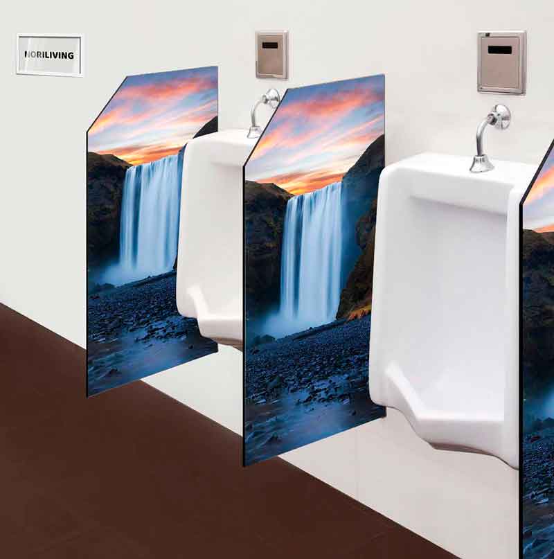 Urinale mit Trennwänden, die Wasserfallbilder zeigen, in einem öffentlichen Waschraum
