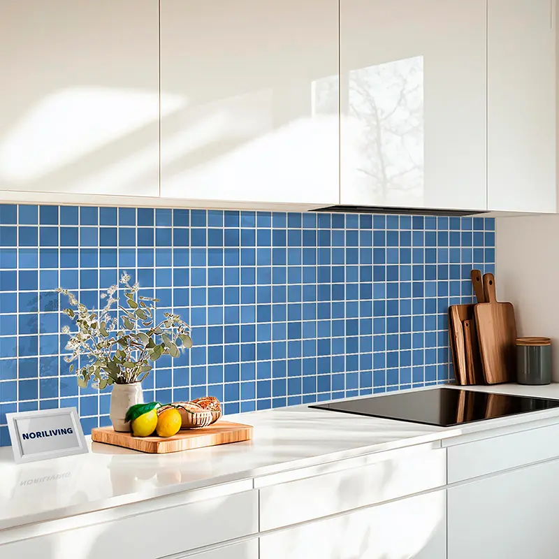 Weiße Küche mit blauem Fliesenspiegel und Kochfeld