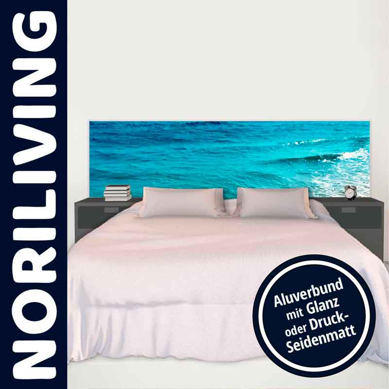 Schlafzimmer mit Bett, blauer Kopfteil im Meeresdesign von NORILIVING, Aluminiumrahmen in Glanz oder Seidenmatt verfügbar