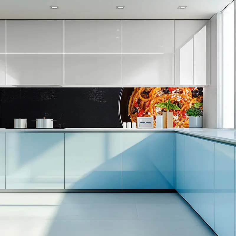 Helle Küchenzeile mit blauen Schränken und Pasta-Wandbild